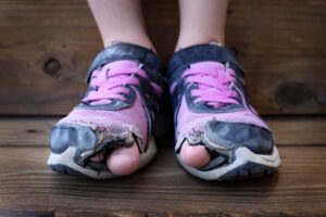 Een leven zonder schoenen geeft armoe Een leven zonder schoenen geeft armoe