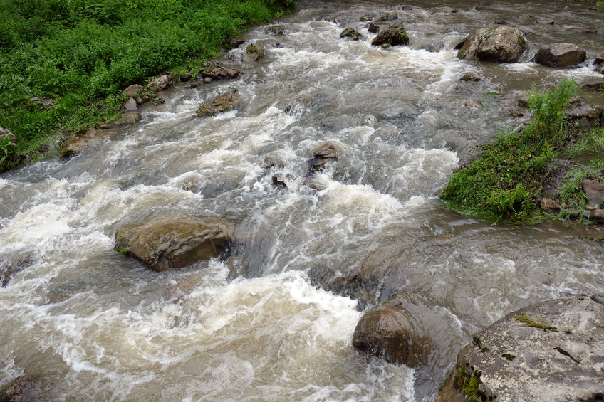 Als je troebel water met rust laat wordt het vanzelf helder